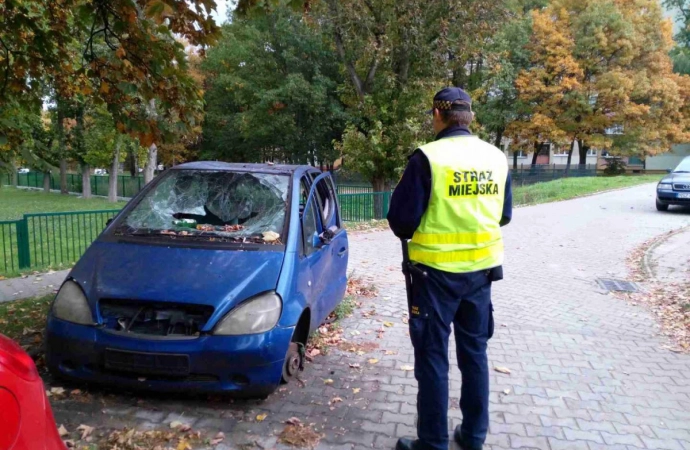 {Straż Miejska w Olsztynie usunęła dwa zdewastowane samochody.}